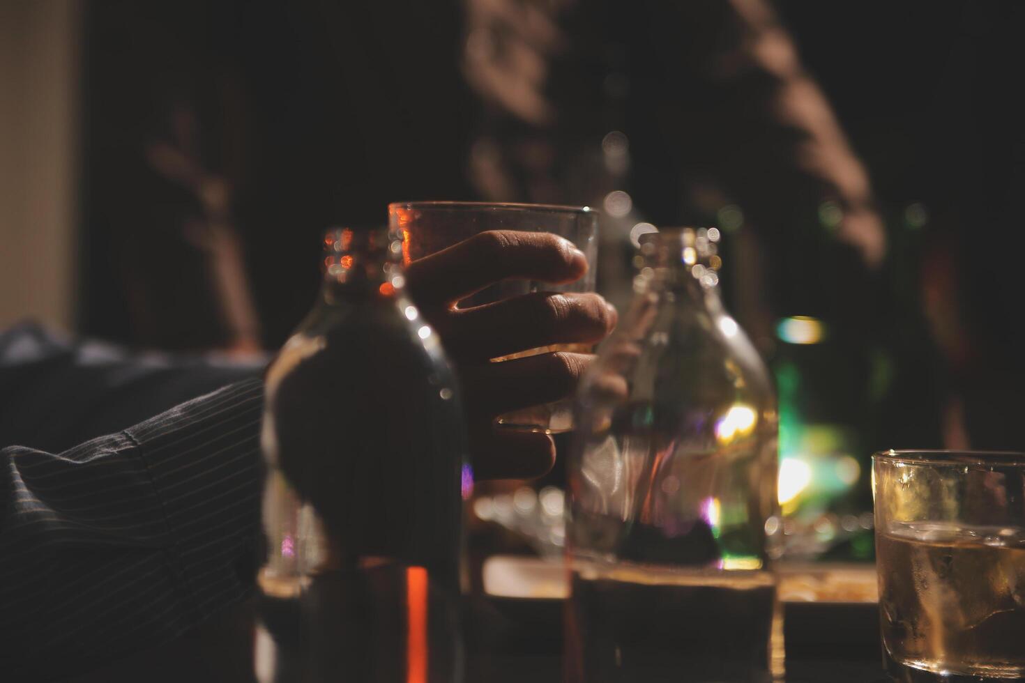 Celebration night, pour whiskey into a glass. Give to friends who come to celebrate photo