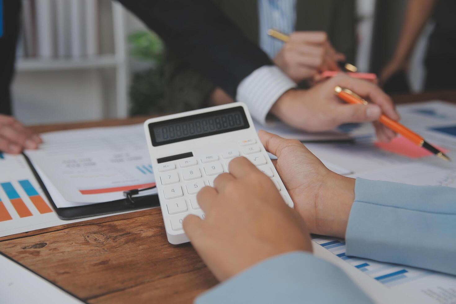 conferencia de trabajo conjunto, reunión del equipo de negocios presente, colegas inversores que discuten los datos del gráfico financiero del nuevo plan en la mesa de la oficina con computadora portátil y tableta digital, finanzas, contabilidad, inversión. foto