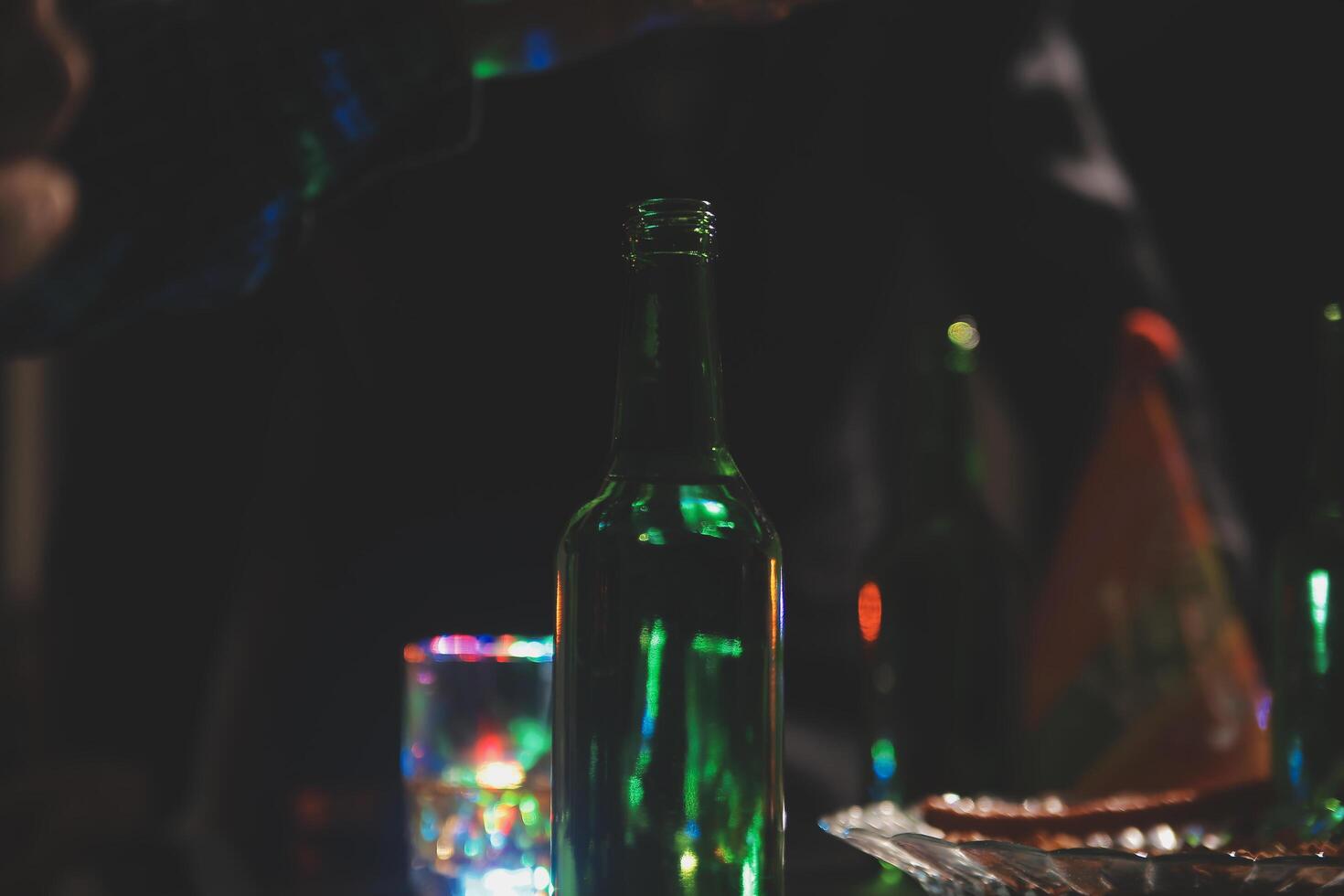 Celebration night, pour whiskey into a glass. Give to friends who come to celebrate photo