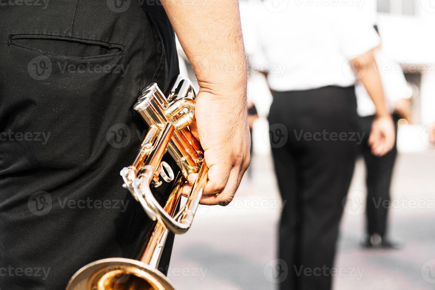 manos de persona participación un trompeta. música y de marcha banda concepto. foto