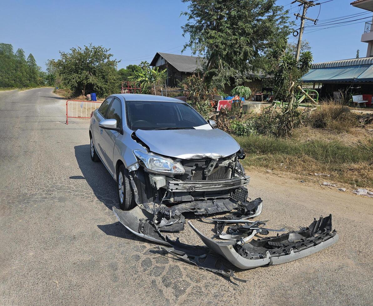 bronce, gris o gris coche rompió o accidente y choque con 6 6 rueda camión con remolque en calle o la carretera. dañado o lesionado en frente parachoque y coche radiador. roto y seguro de vehículo concepto. foto