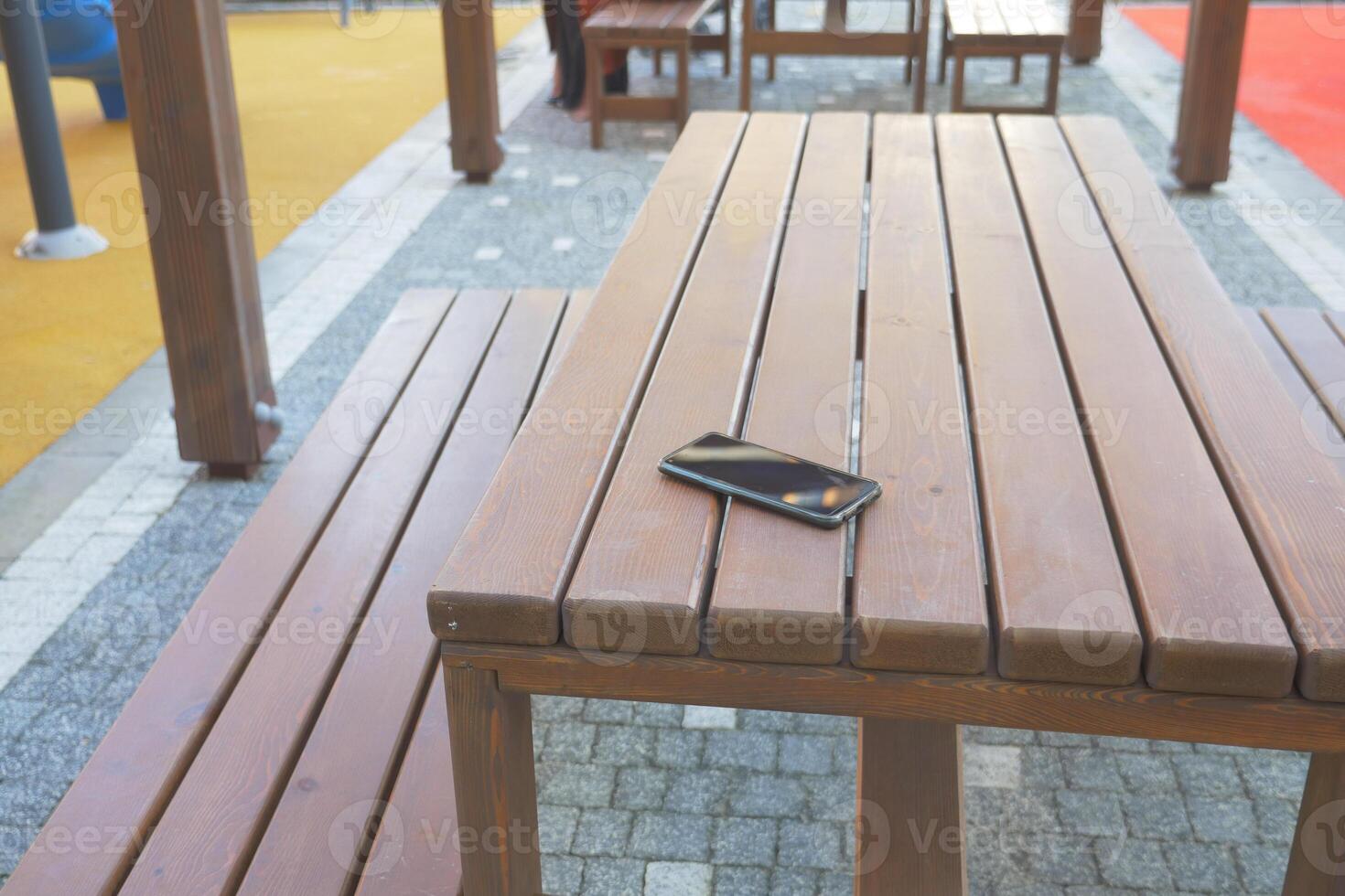 forget smartphone on a park bench, lost smart phone photo