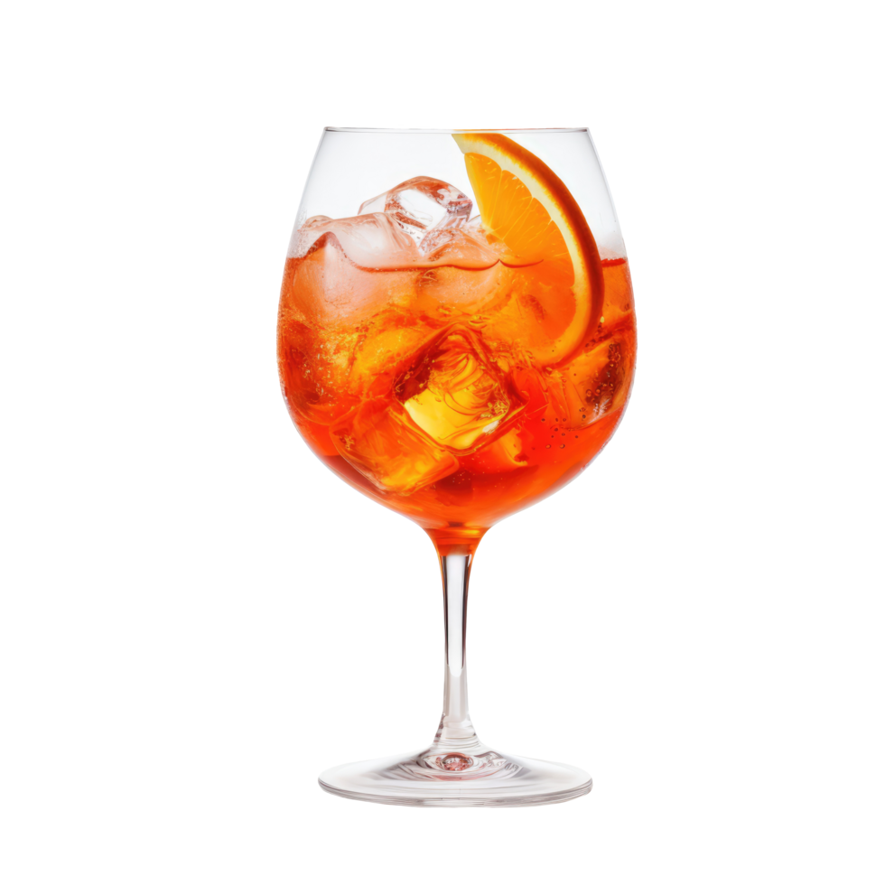 realistico aperol spritz cocktail nel il bicchiere con fetta di arancia e ghiaccio cubi, isolato su trasparente sfondo png