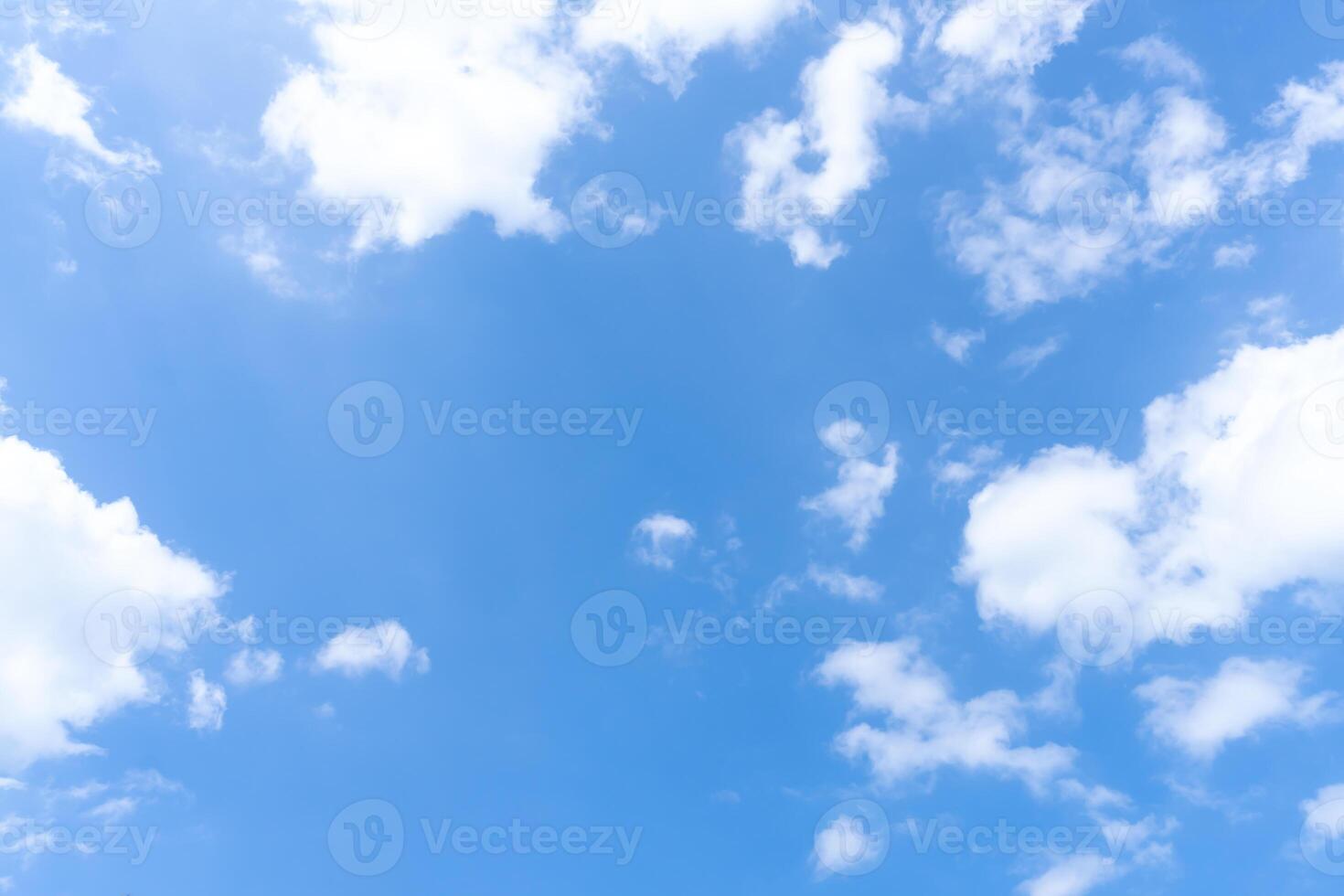 hermosa azul cielo con extraño forma de nubes en el Mañana o noche usado como natural antecedentes textura en decorativo Arte trabajo foto