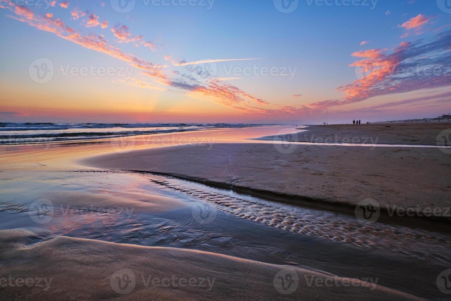 atlántico Oceano puesta de sol con surgiendo olas a fonte da telha playa, Portugal foto