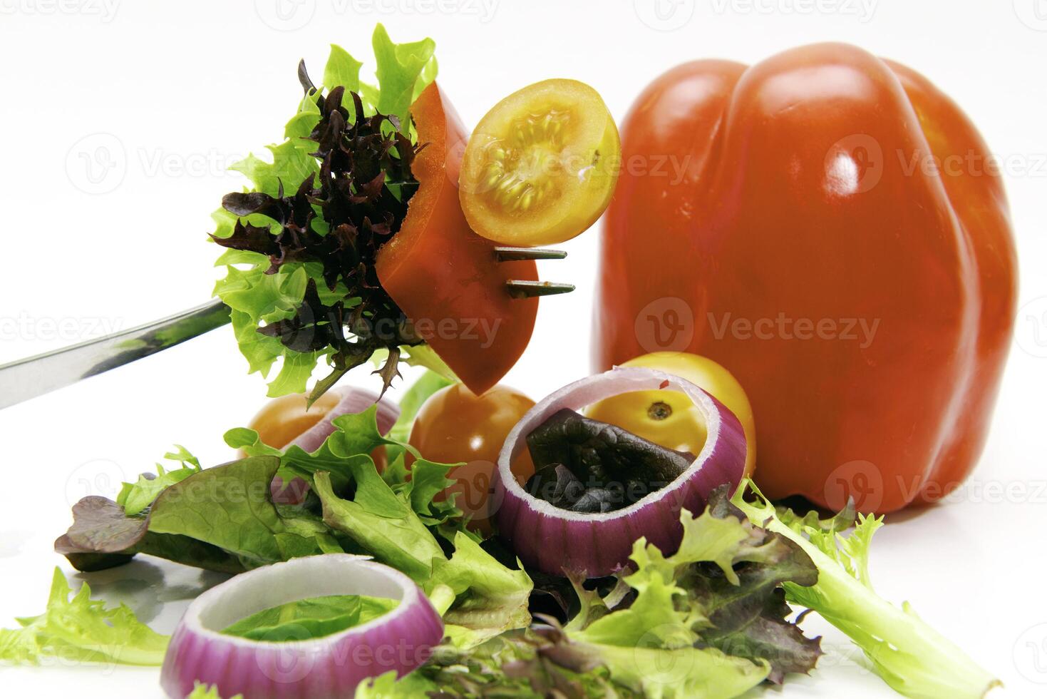 tenedor con tomate, cebolla, Pimiento y salat. foto