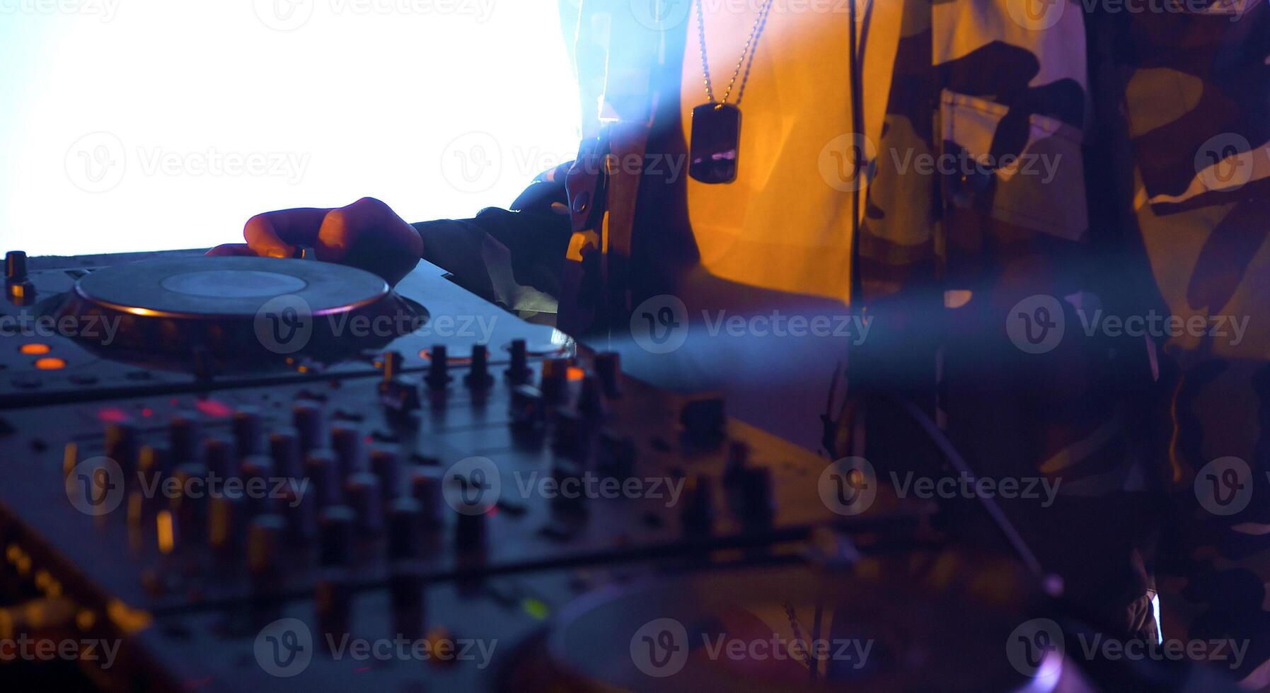 Dj's scratch battle photo