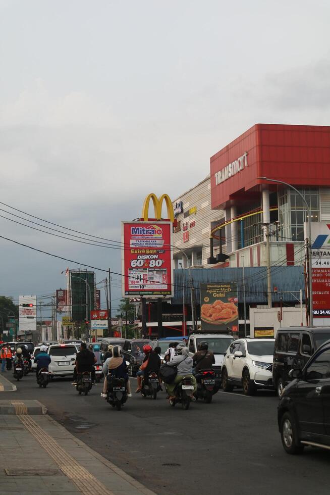Tasikmalaya, West Java, Indonesia. April 06 2024. - Photo of the traffic scene in front of the TRANSMART Tasikmalaya mall.