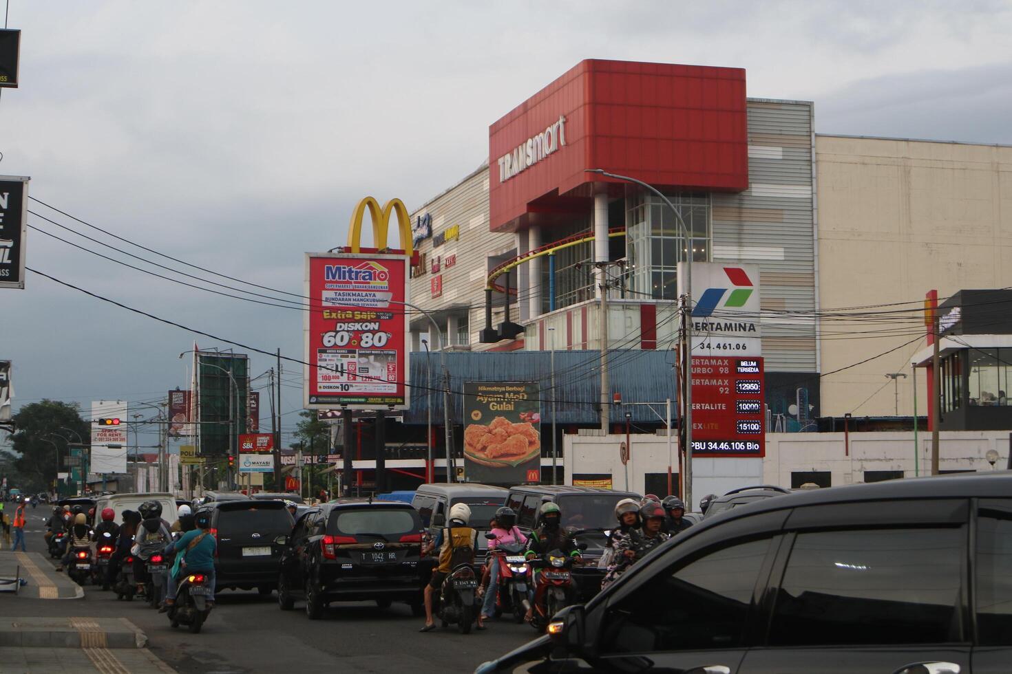 Tasikmalaya, West Java, Indonesia. April 06 2024. - Photo of the traffic scene in front of the TRANSMART Tasikmalaya mall.