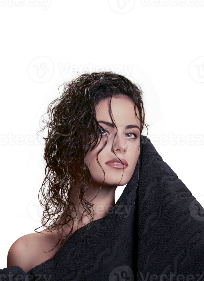 Jeune modèle avec humide cheveux parlant sur le téléphone png