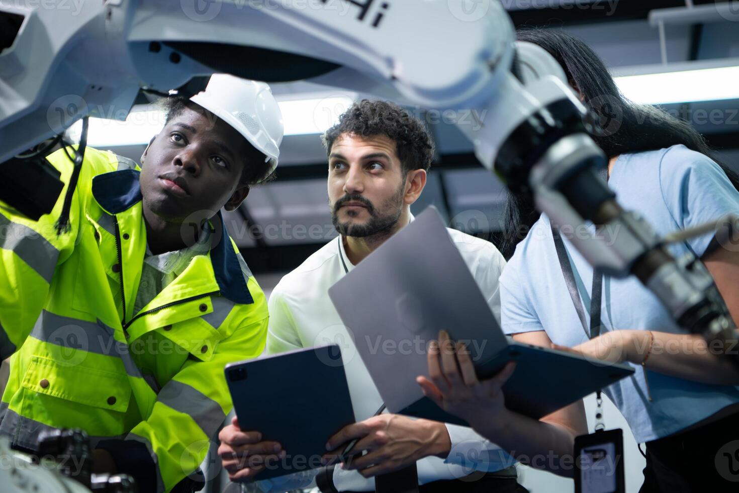 técnicos son presentando industrial mano robots a persona de negocios de fábrica industria quien será utilizar ellos en Gran escala complejo fabricación operaciones. foto