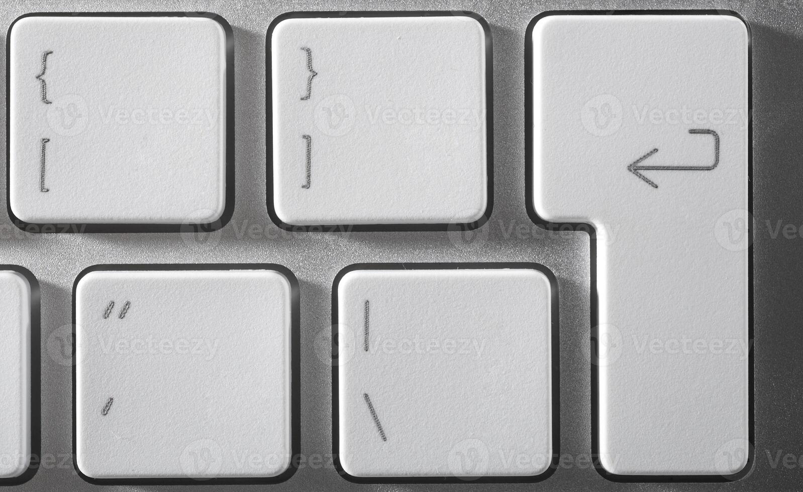 The white mouse and the keyboard for the computer photo