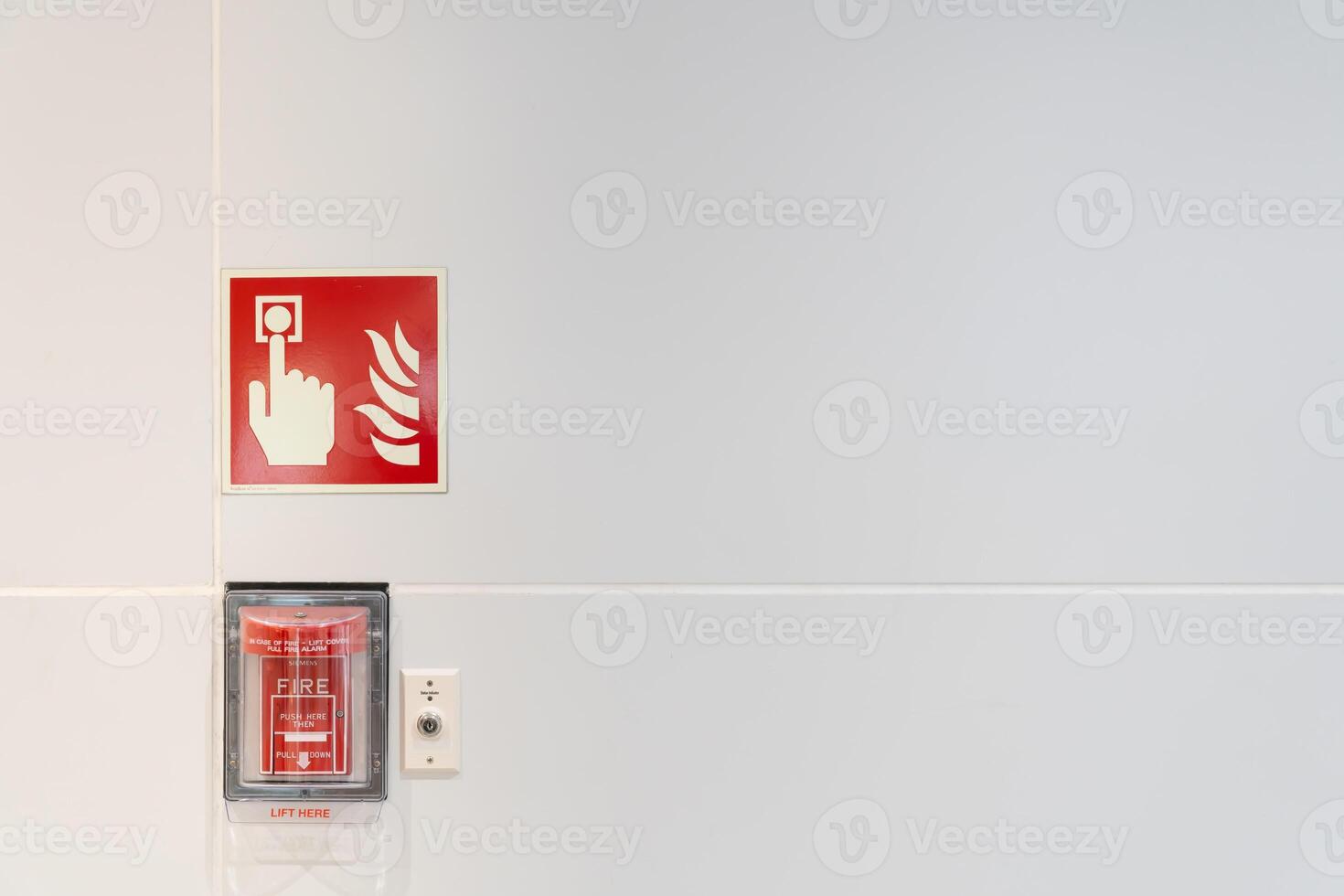 fuego alarma en el pared. fuego advertencia equipo para emergencia. Copiar espacio. foto