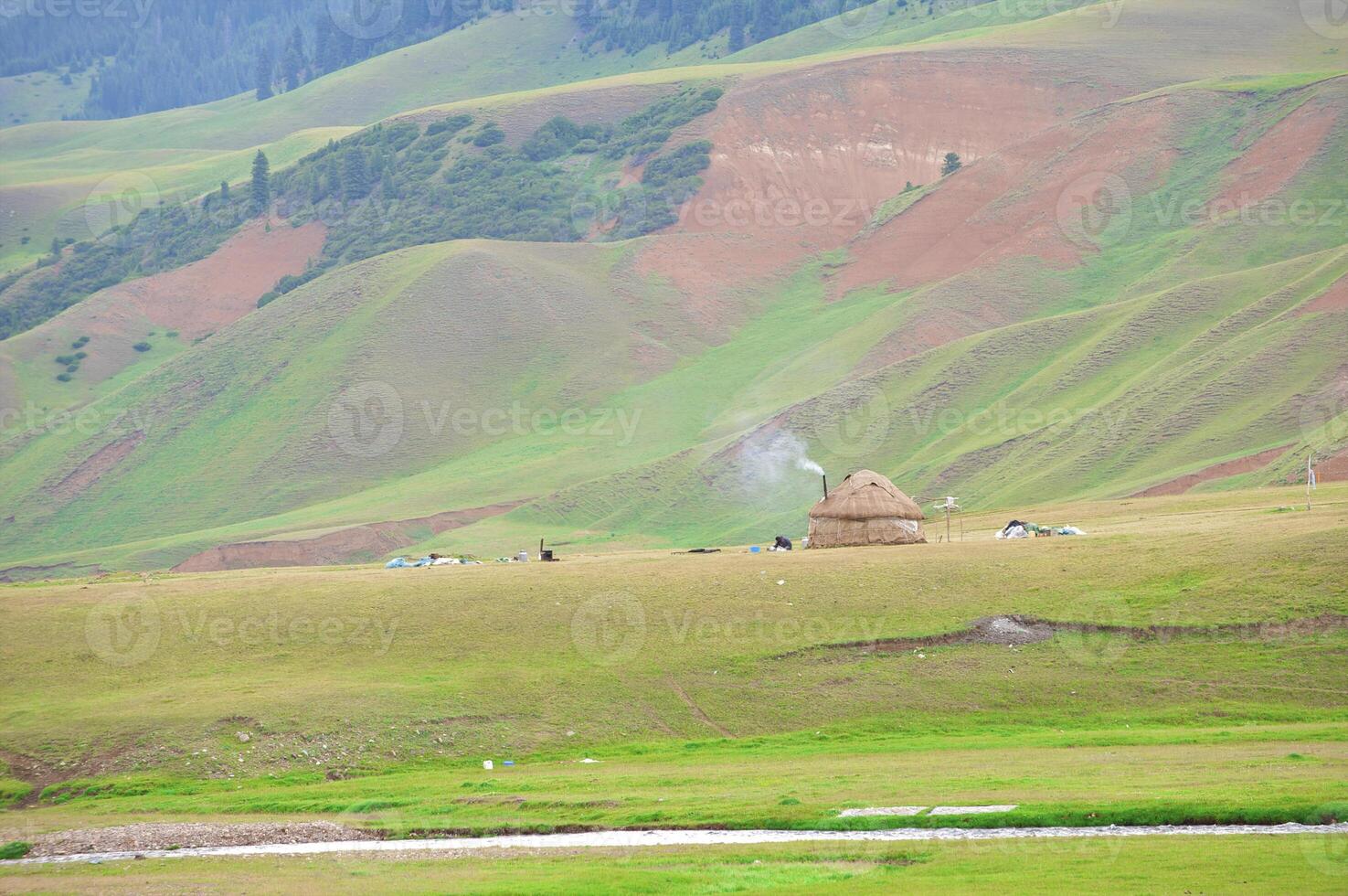 el kazakh vivienda en el montañas yurta foto