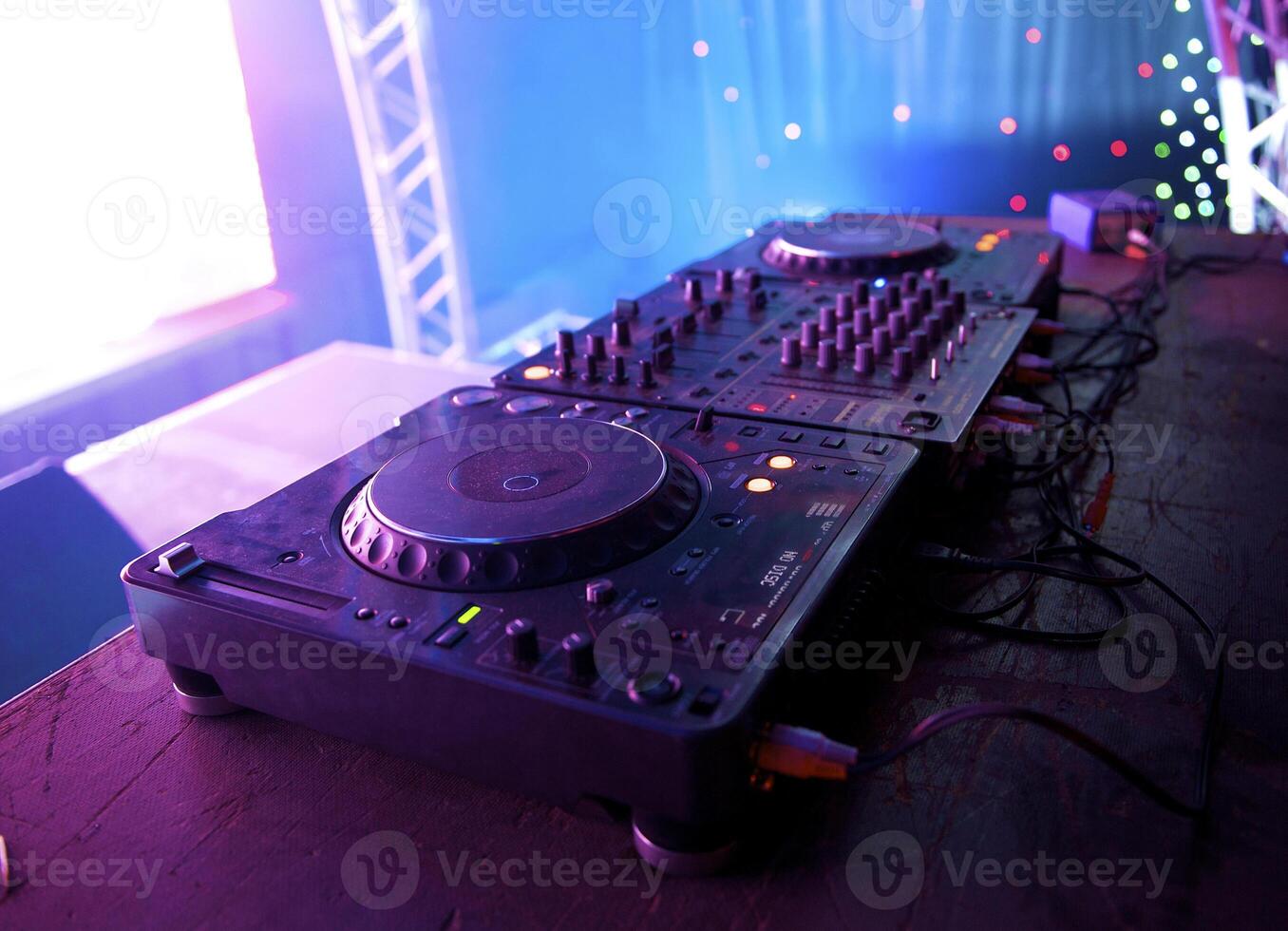 Scratch battle of dj playing on CD photo