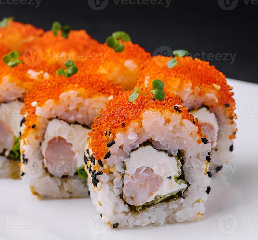 California Sushi rollos en elegante blanco plato foto