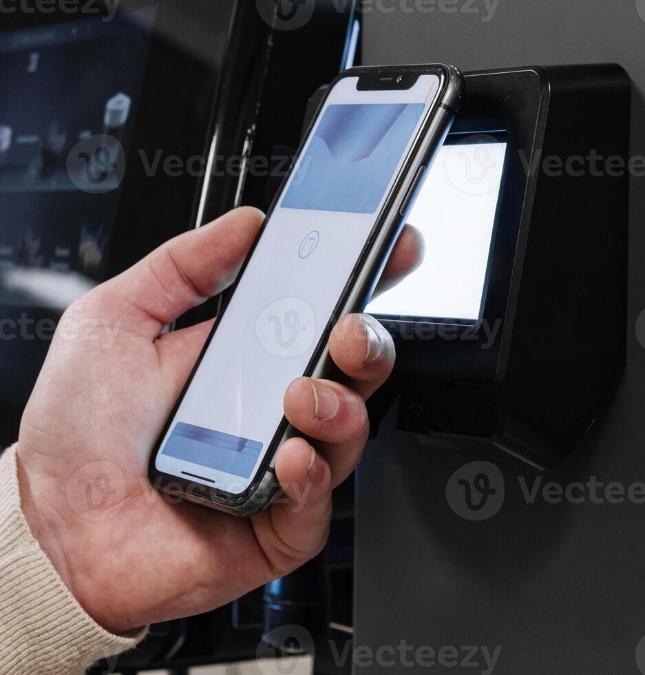 Mobile payment at a contactless terminal photo