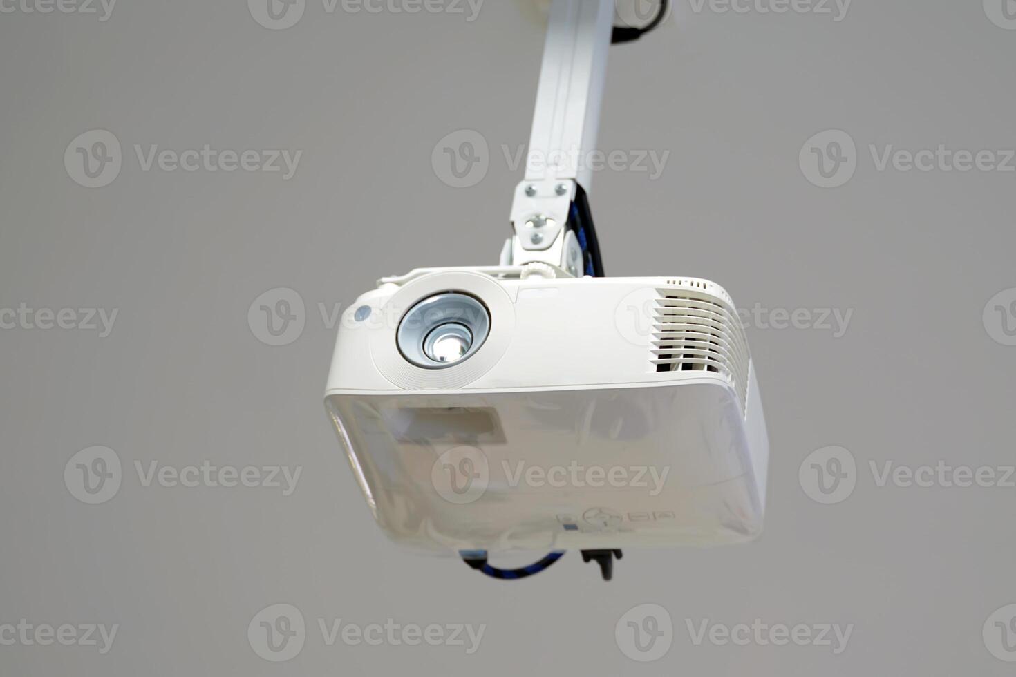 A projector is a projection device used to present information. When there is a meeting, presentation, seminar, brainstorming, employee training, showing pictures, graphs or charts. photo