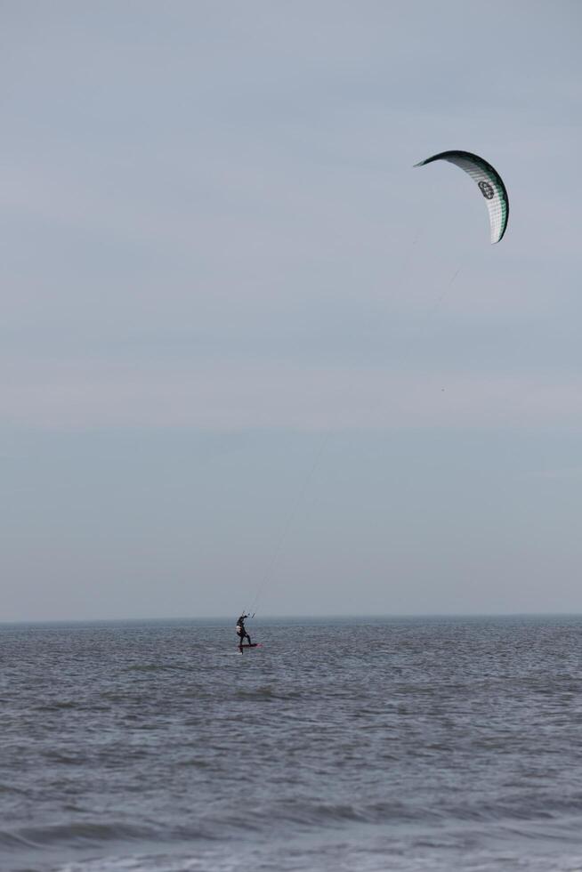 playa en el invierno, surf de vela, en el Países Bajos foto