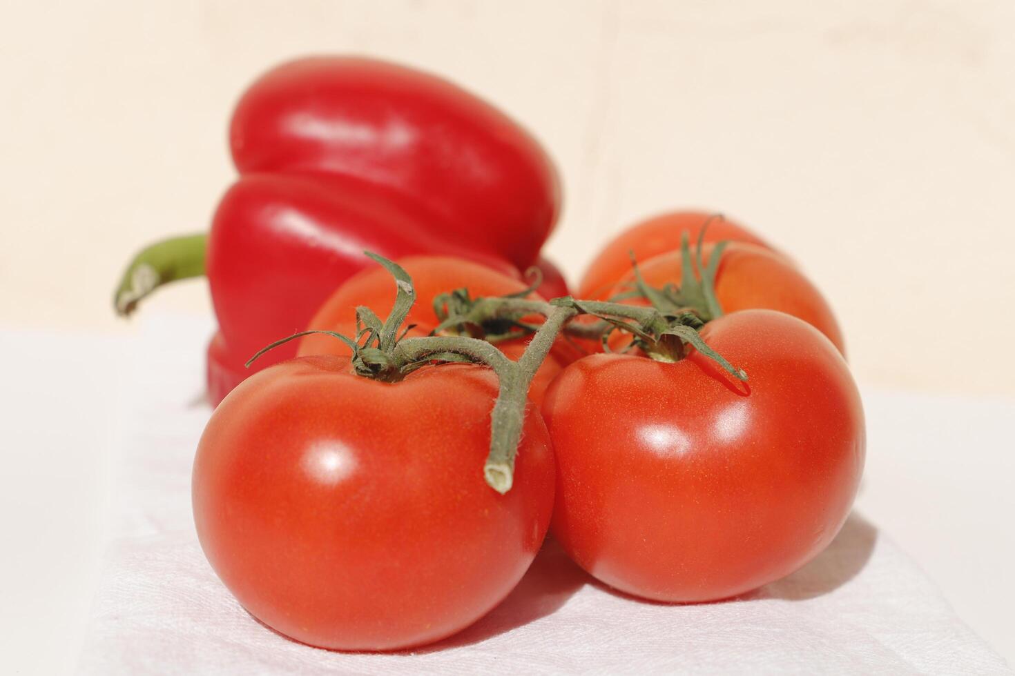 red bell pepper en tomato photo
