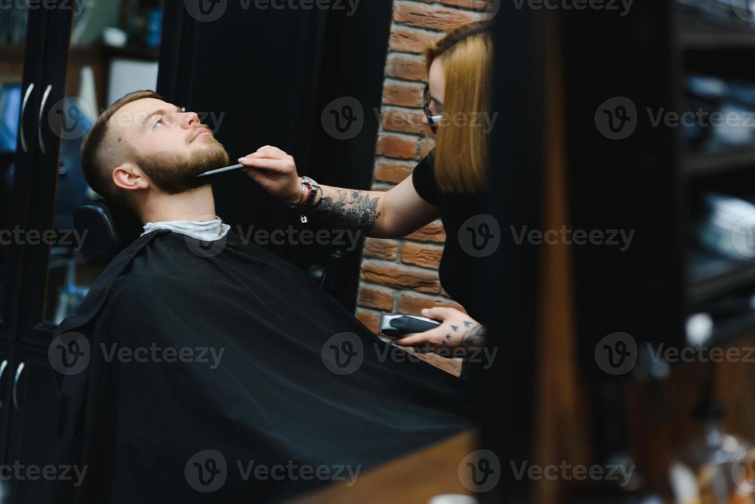 cliente durante barba afeitado en Barbero tienda foto