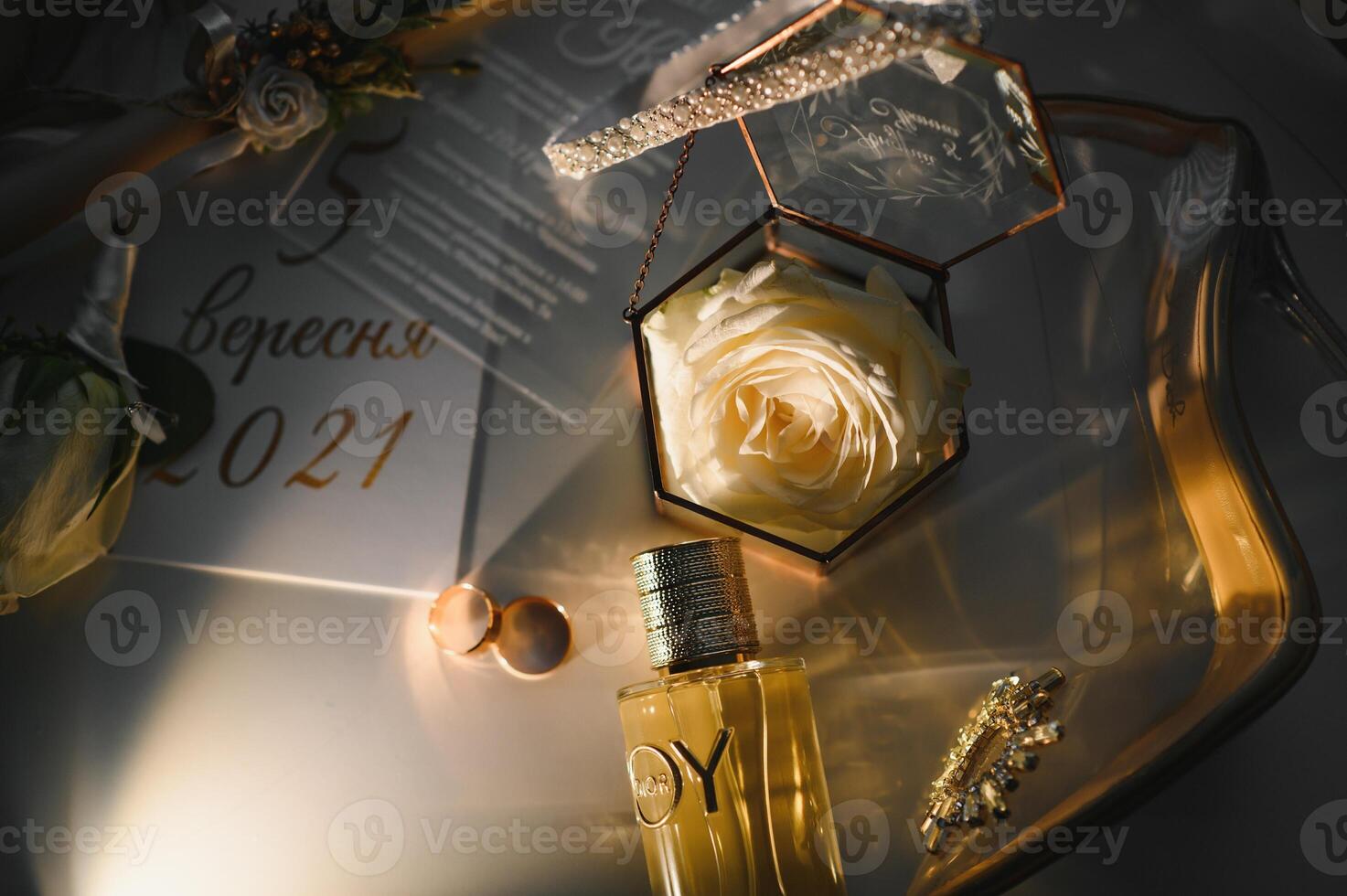 gold rings and a beautiful bridal bouquet of roses on the background. details, wedding traditions. close-up, macro. photo