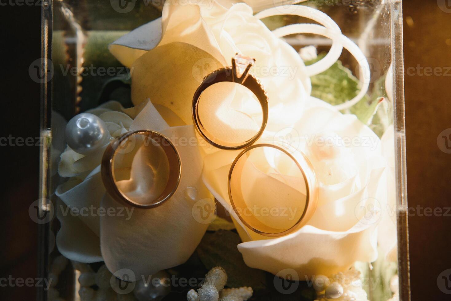 gold rings and a beautiful bridal bouquet of roses on the background. details, wedding traditions. close-up, macro. photo