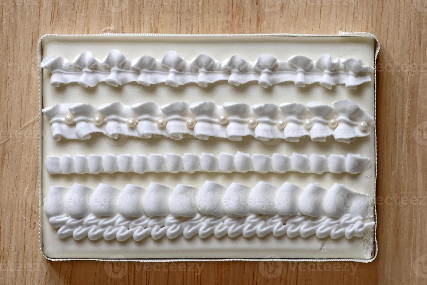 texture models and piping work for wedding cake decoration photo