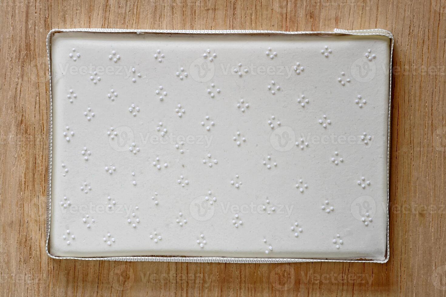 texture models and piping work for wedding cake decoration photo
