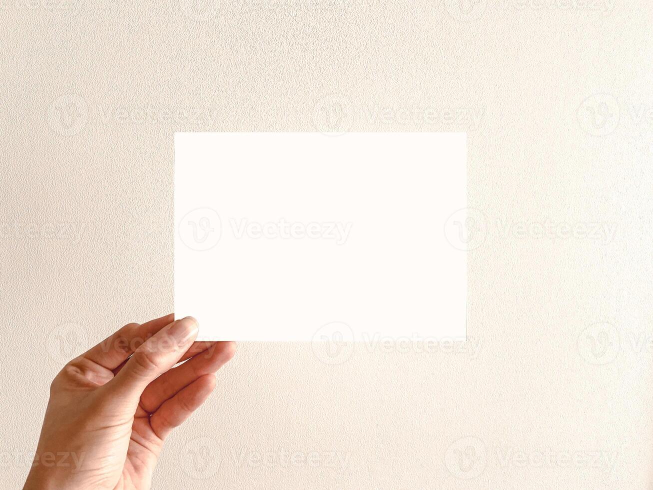 mano participación un blanco blanco tarjeta en contra un neutral antecedentes foto