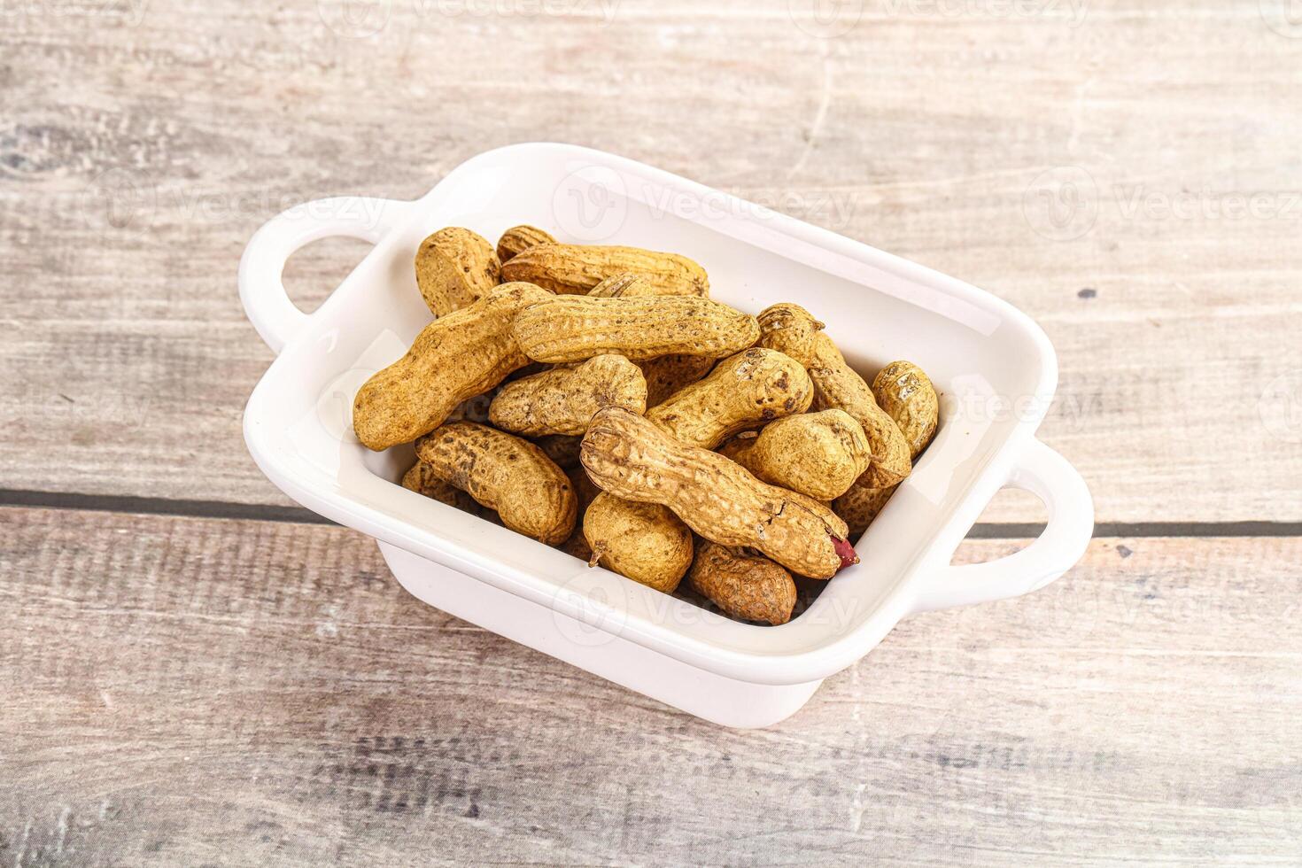 Raw ripe unpeeled peanut heap photo