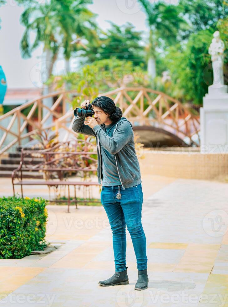 joven fotógrafo tomando fotos en el calle. masculino fotógrafo tomando fotos en un público parque, nagarote