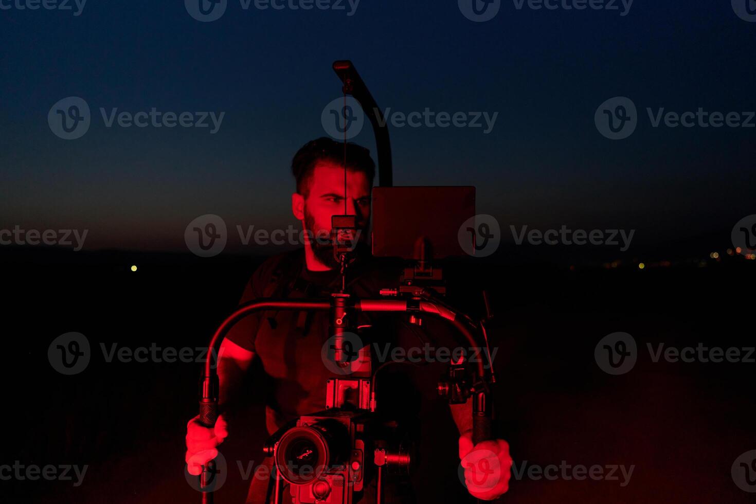 Noche captura. profesional camarógrafo Película (s Atletas corriendo en iluminado en rojo oscuridad foto