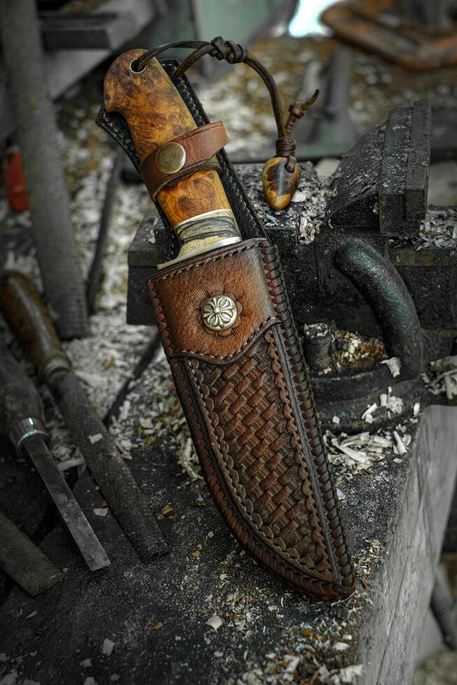 bushcraft cuchillo encargarse de con burlwood y cuero vaina es hecho a mano foto