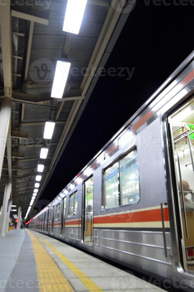 viajero diario al trabajo línea o eléctrico tren en Jacarta, Indonesia. foto