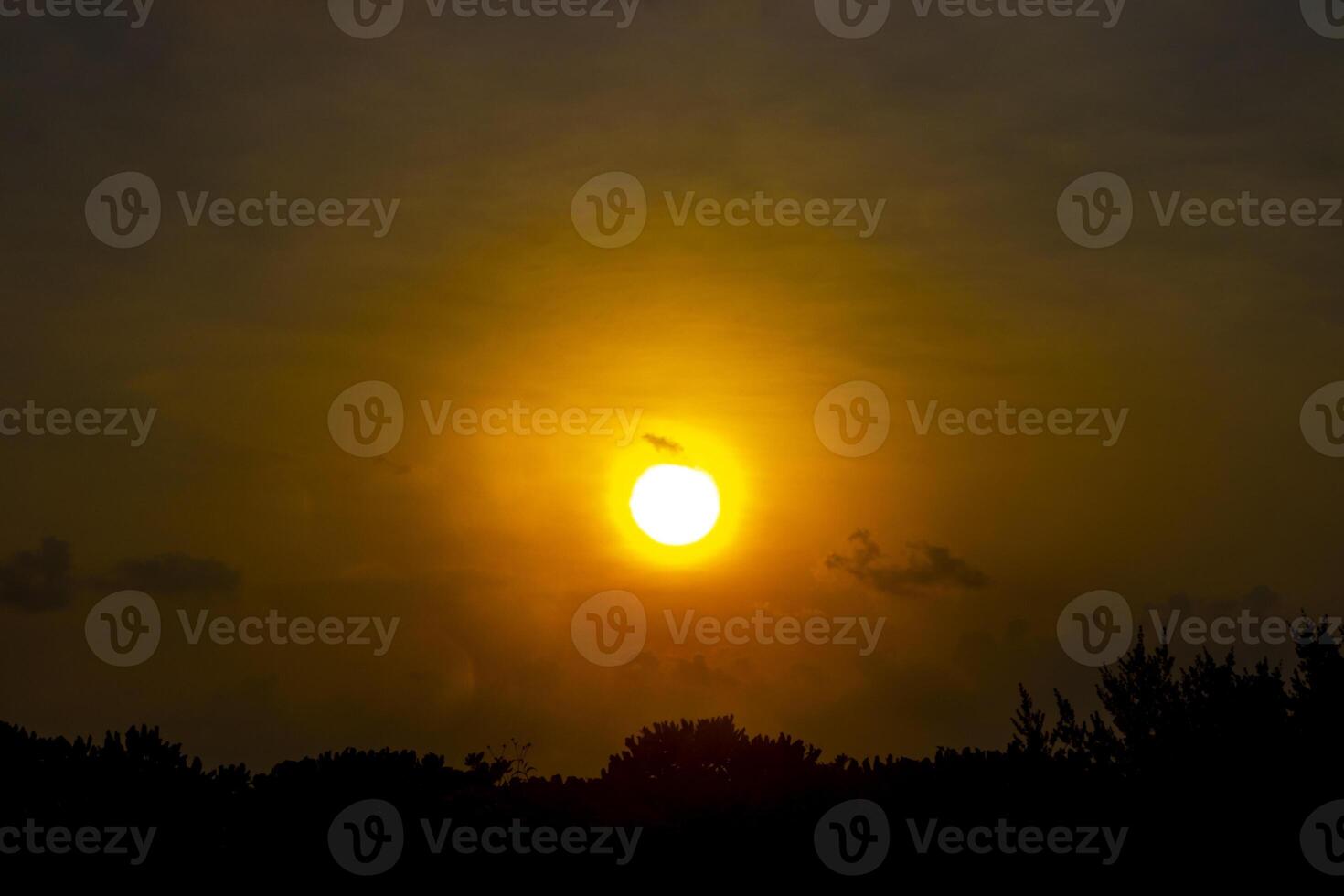 Maldivas tropical paraíso isla dorado puesta de sol ver desde rasdhoo. foto