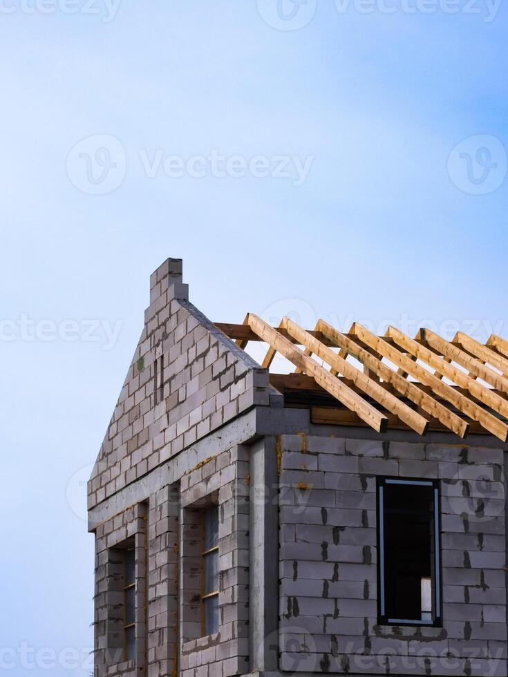 building a house from a gas silicate block, installing a roof photo