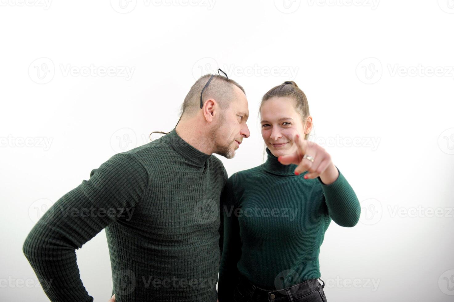 detener Doméstico violencia llamada Si usted ver violencia en el familia social esfera a trabajo humano derechos espacio para texto hombre mira a mujer malvadamente mujer mira a nosotros sonriente señalando dedo proteccion calma foto