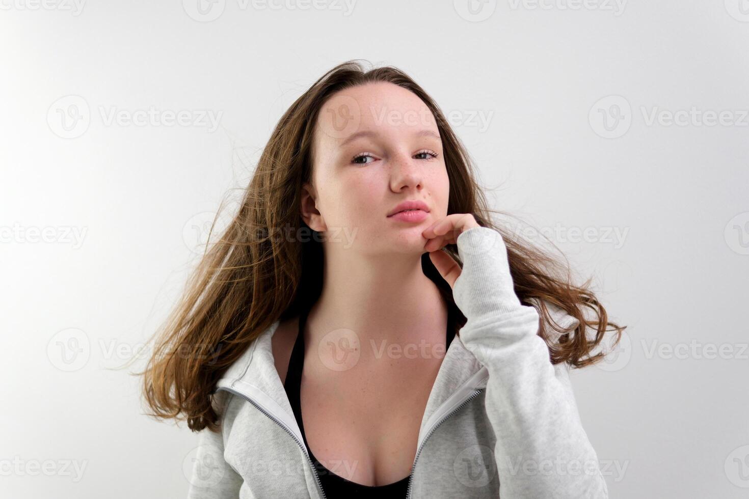 el niña tiene un blanco fondo, el cuervo es diseñado a llevar fuera el planes para el noche. reunirse tu amigos y tienda a el almacenar. el concepto de graduación y graduación. durante esta tiempo, ella foto