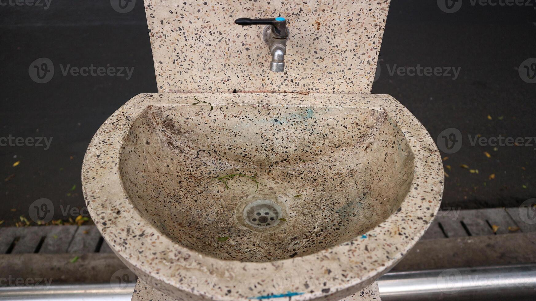 photo of a faucet and sink in the city park