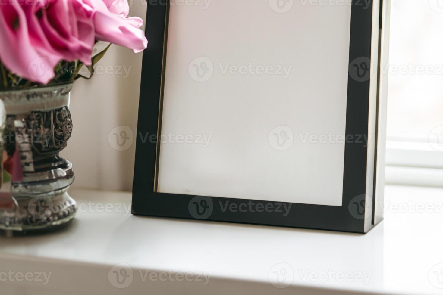 Natural Mockup Photo Paper on Wooden Table for a Realistic and Authentic Presentation, Perfect for Showcasing Designs with a Natural Feel