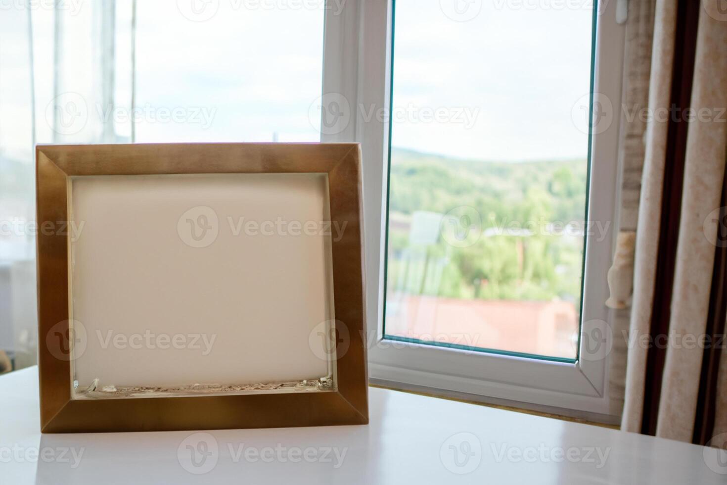 Natural Mockup Photo Paper on Wooden Table for a Realistic and Authentic Presentation, Perfect for Showcasing Designs with a Natural Feel