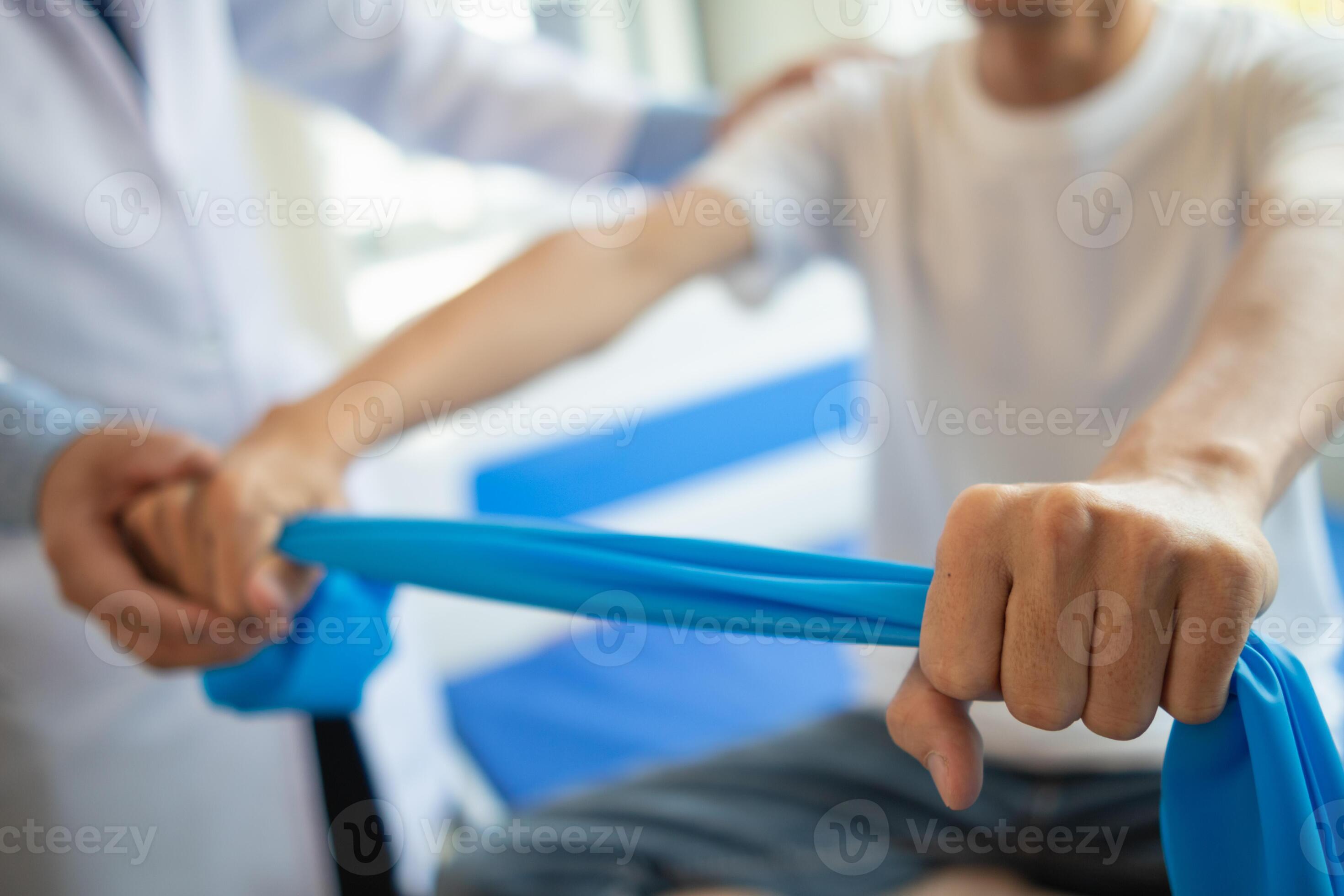 médico es examinando músculo lesión y utilizando elástico bandas prueba