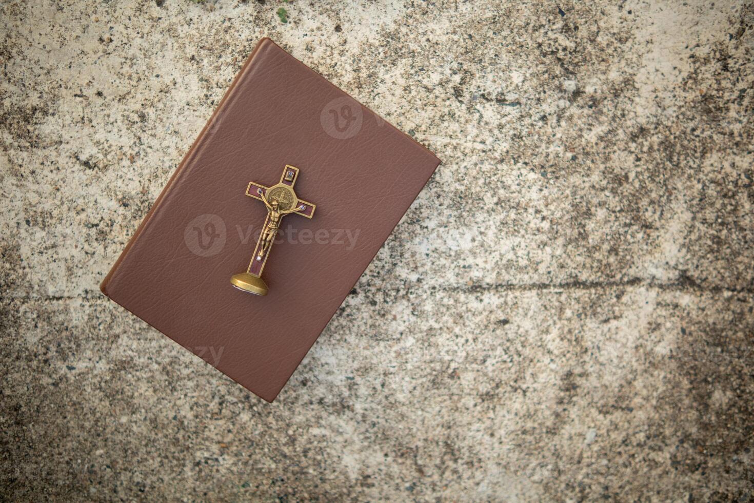 cross is placed on the Bible after prayer to God, which is religious ritual of Christianity and belief in the teachings of God. concept of praying to God with the teachings of the Bible and cross. photo