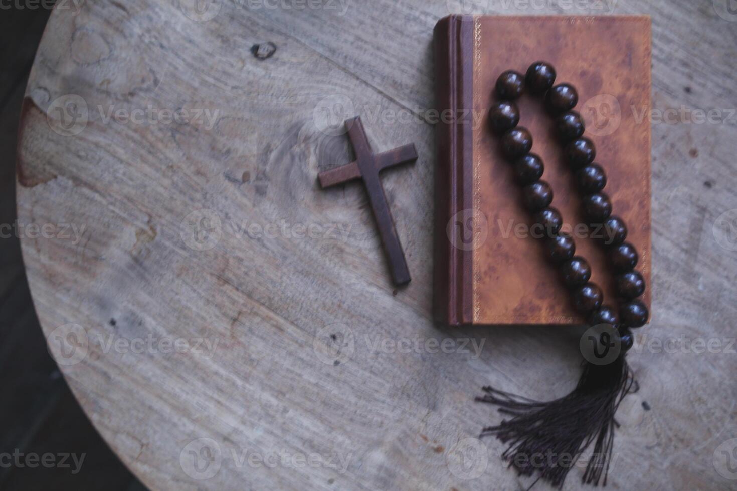 cross is placed on the Bible after prayer to God, which is religious ritual of Christianity and belief in the teachings of God. concept of praying to God with the teachings of the Bible and cross. photo