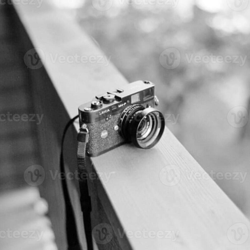 Device for recording an image of an object on a light-sensitive surface. photo