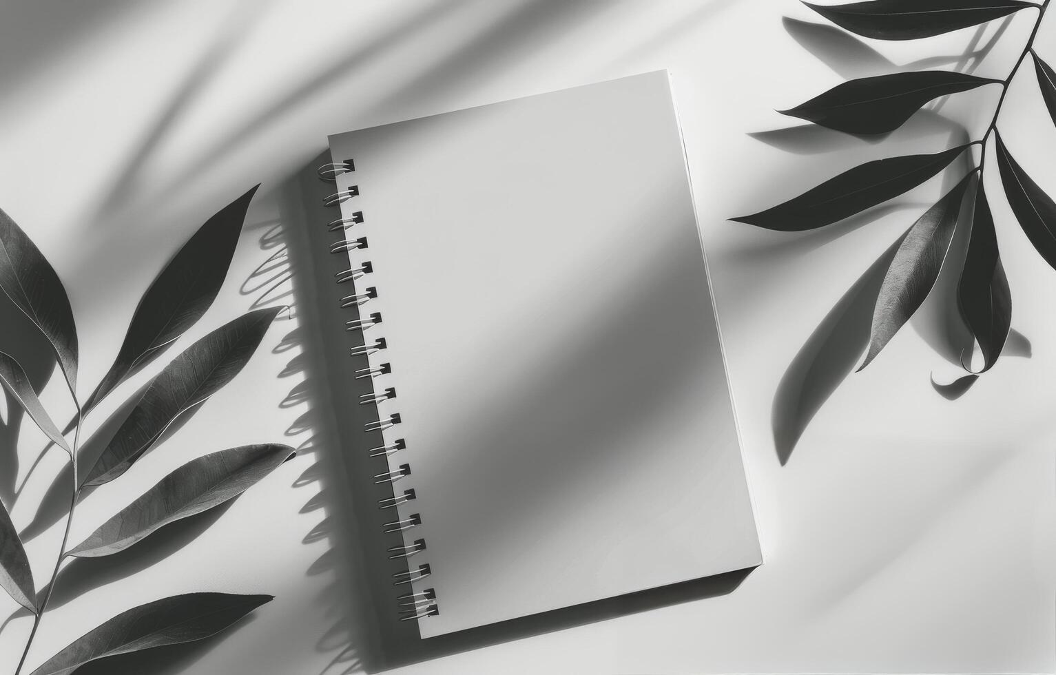 cuaderno y bolígrafo en el escritorio foto