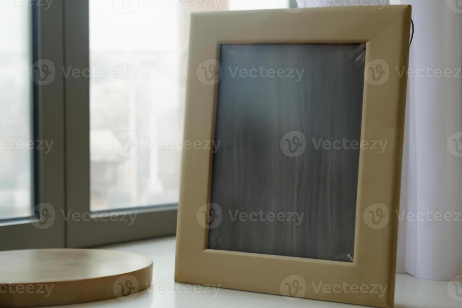 Natural Mockup Photo Paper on Wooden Table for a Realistic and Authentic Presentation, Perfect for Showcasing Designs with a Natural Feel