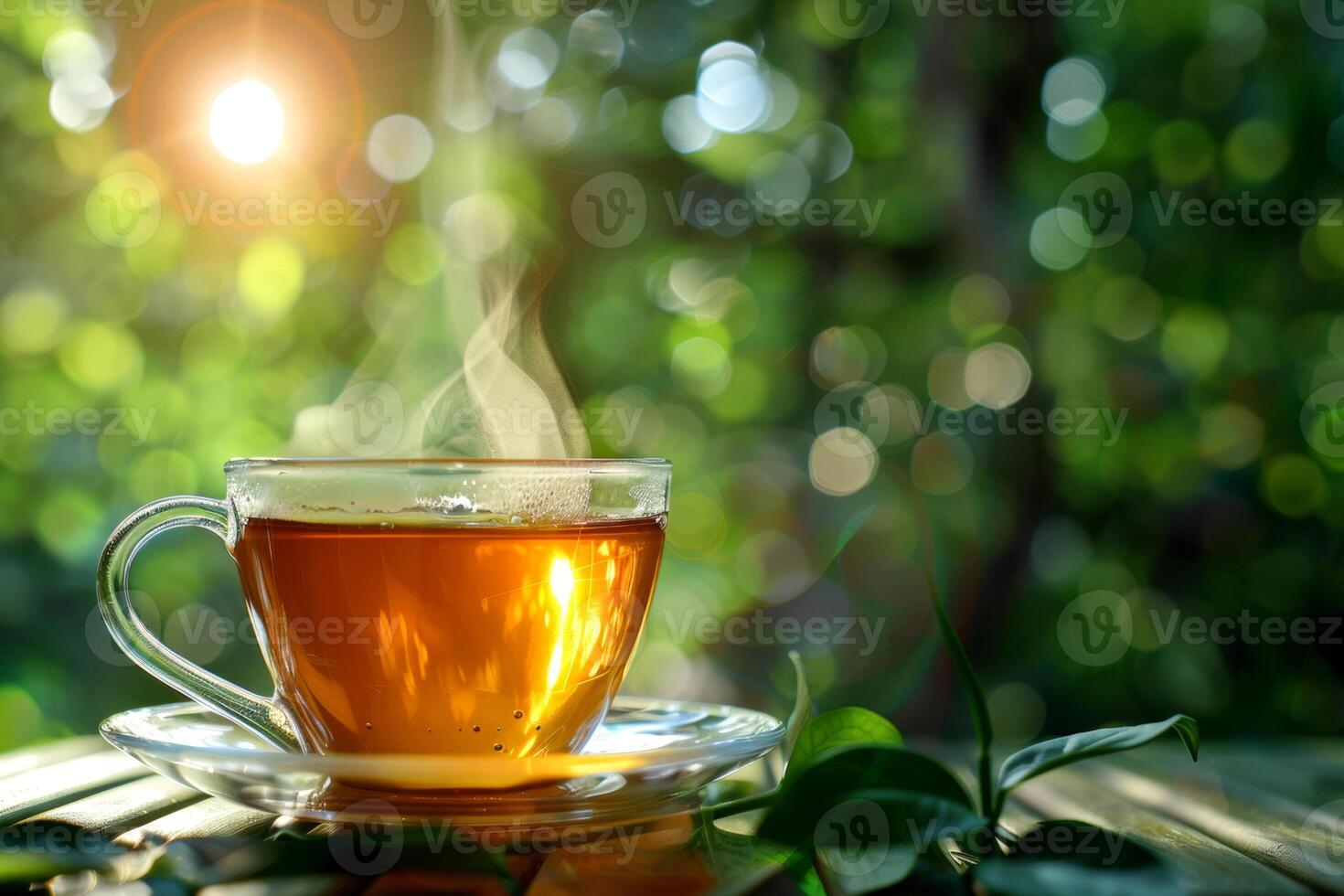 taza de té en de madera mesa con verde naturaleza bokeh antecedentes foto