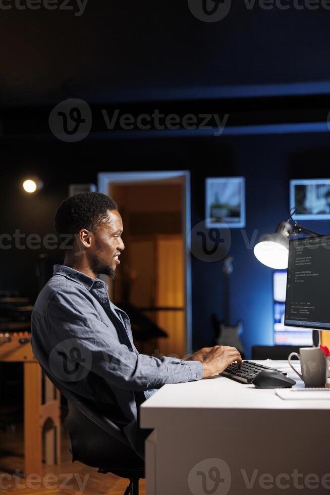 sistema administrador manejo software mejoramiento en terminal ventana, trabajando con eso Ingenieria idioma a insertar html código. yo empleado programador gerente base de datos servidor seguridad. foto
